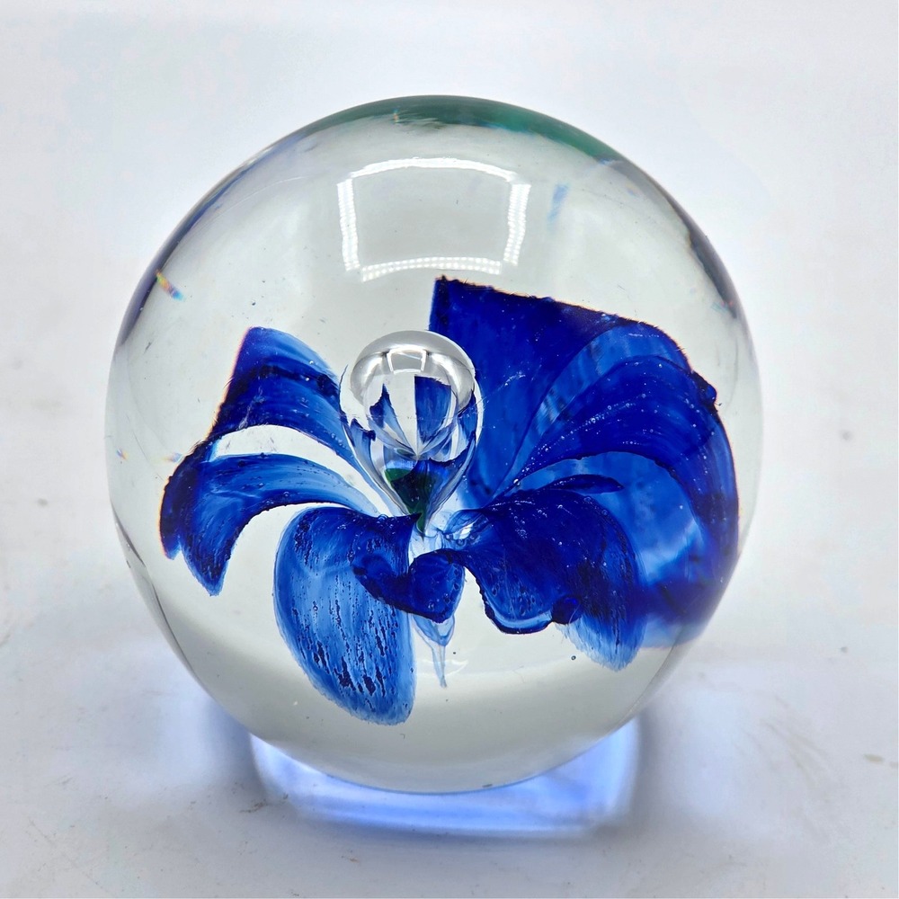 Vintage Art Glass 2.5"  Round Paperweight Cobalt Blue‎ Flower with Clear Bubble